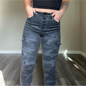 Kancan Clementine High Rise Coated Super Skinny Jeans Black Camo NWOT Size 7/27